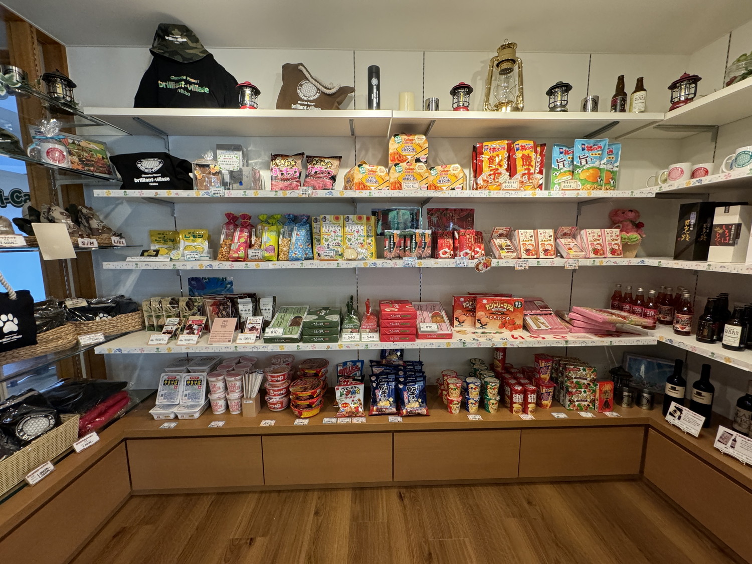 管理棟の売店と貸出品